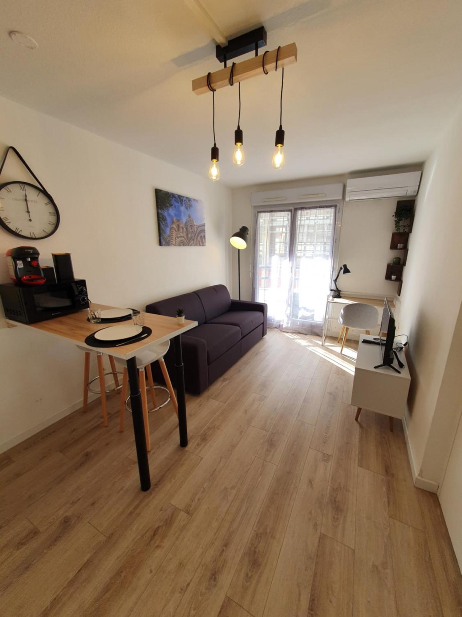 Appartement Grand Studio Tout équipe à 6min De St Charles *