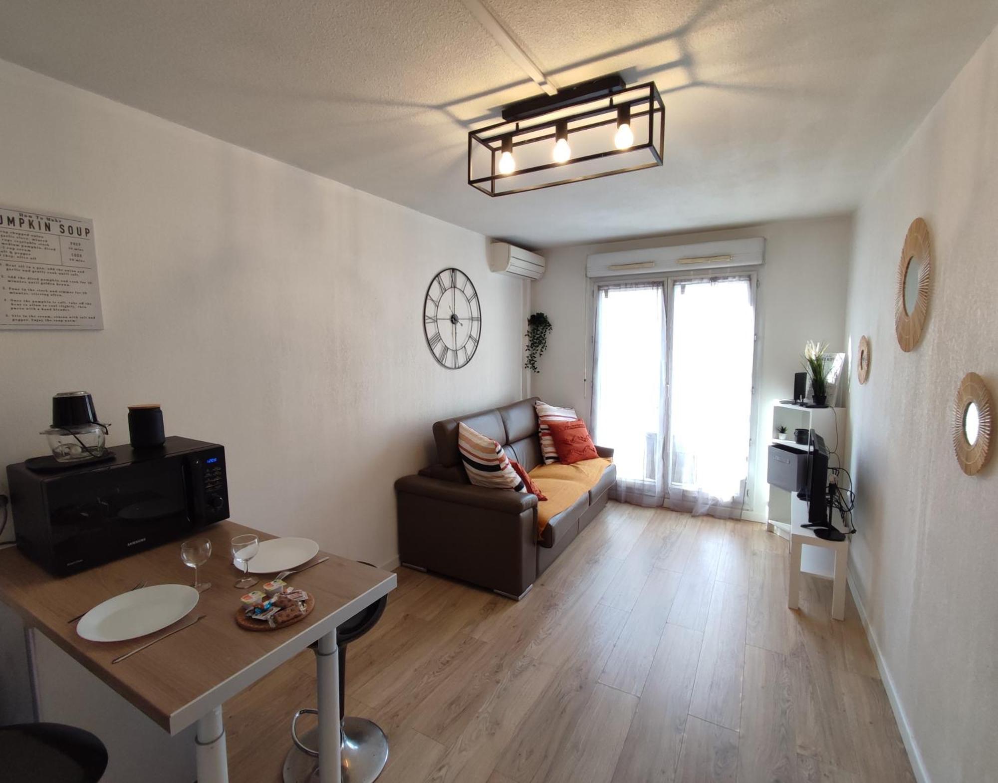 Appartement Grand Studio Tout équipe à 6min De St Charles *